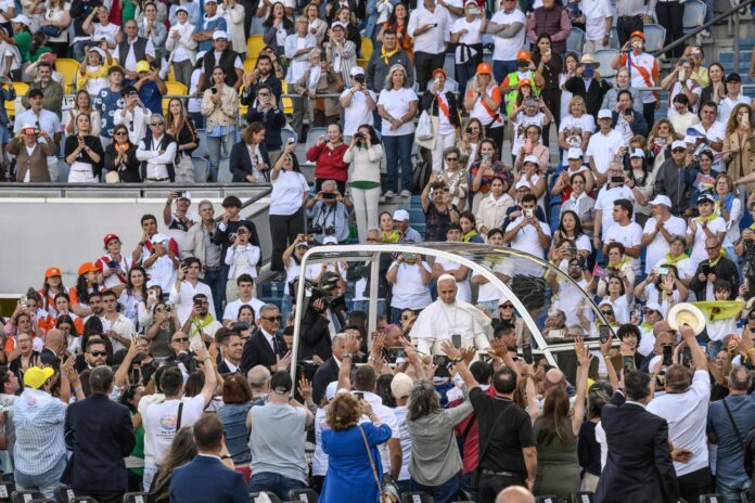 El Papa León XIV (C) llega en el papamóvil para celebrar misa en el Estadio de Gran Canaria, en Las Palmas, Canarias, España, el 11 de junio de 2026. El Papa León XIV visita España del 06 al 12 de junio de 2026. (Papa, España) EFE/EPA/CIRO FUSCO
