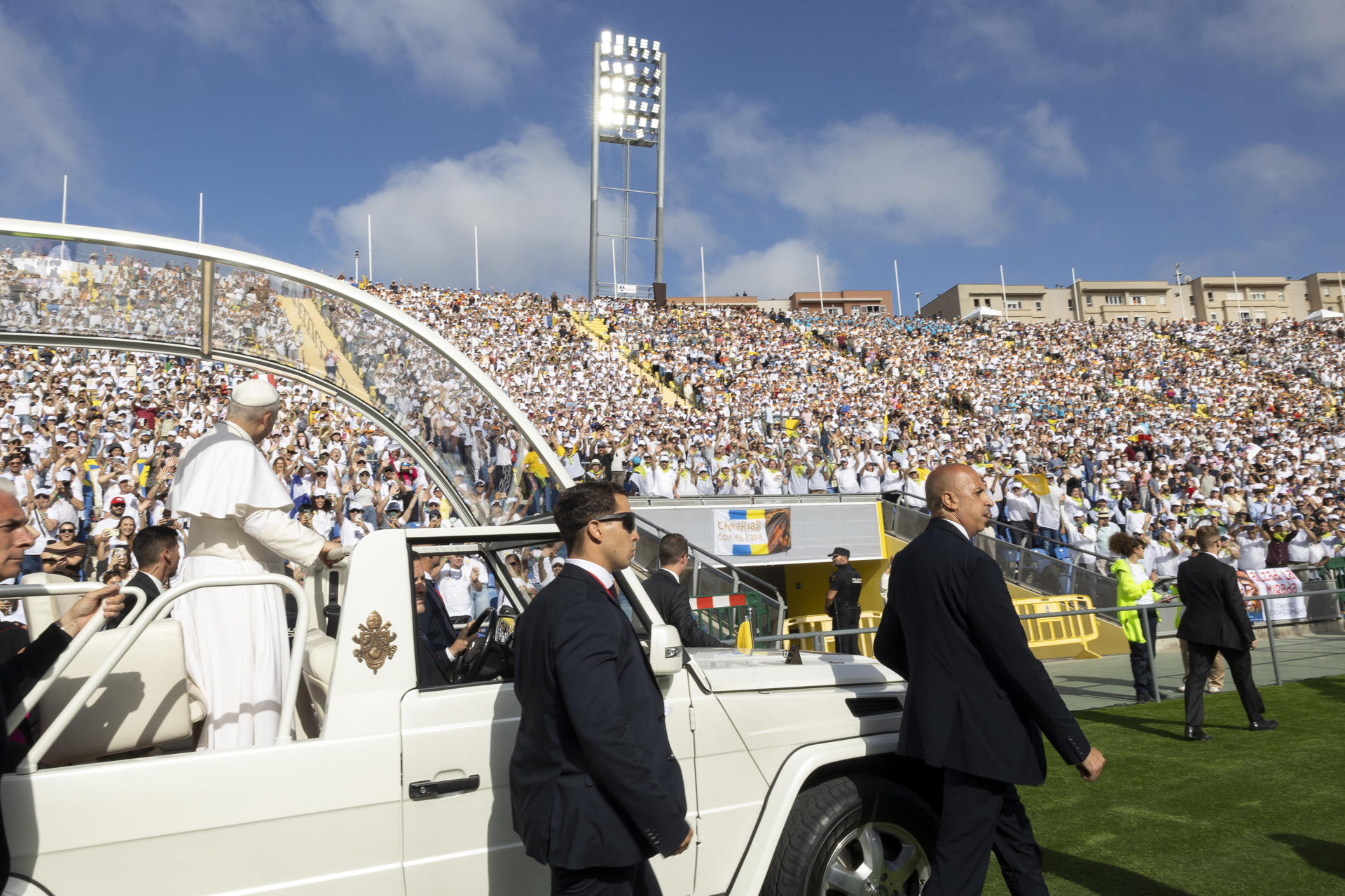- El papa León XIV ha dado las gracias "por tanto bien que se hace aquí cada día" en Canarias, durante la homilía de la misa multitudinaria que se celebra en el estadio de Gran Canaria. "Quiero antes que nada dar gracias al Señor por tanto bien que se hace aquí cada día, confiándole el compromiso de todos y al mismo tiempo los sufrimientos de los que esta tierra es testigo", ha comenzado así su homilía el papa ante cerca de 41.000 personas (30.000 en el estadio y 11.000 en los dos recintos adyacentes), y después de que esta mañana acudiera al muelle de Arguineguín para poner el foco en el drama migratorio en un emocionante acto. EFE/ Quique Curbelo