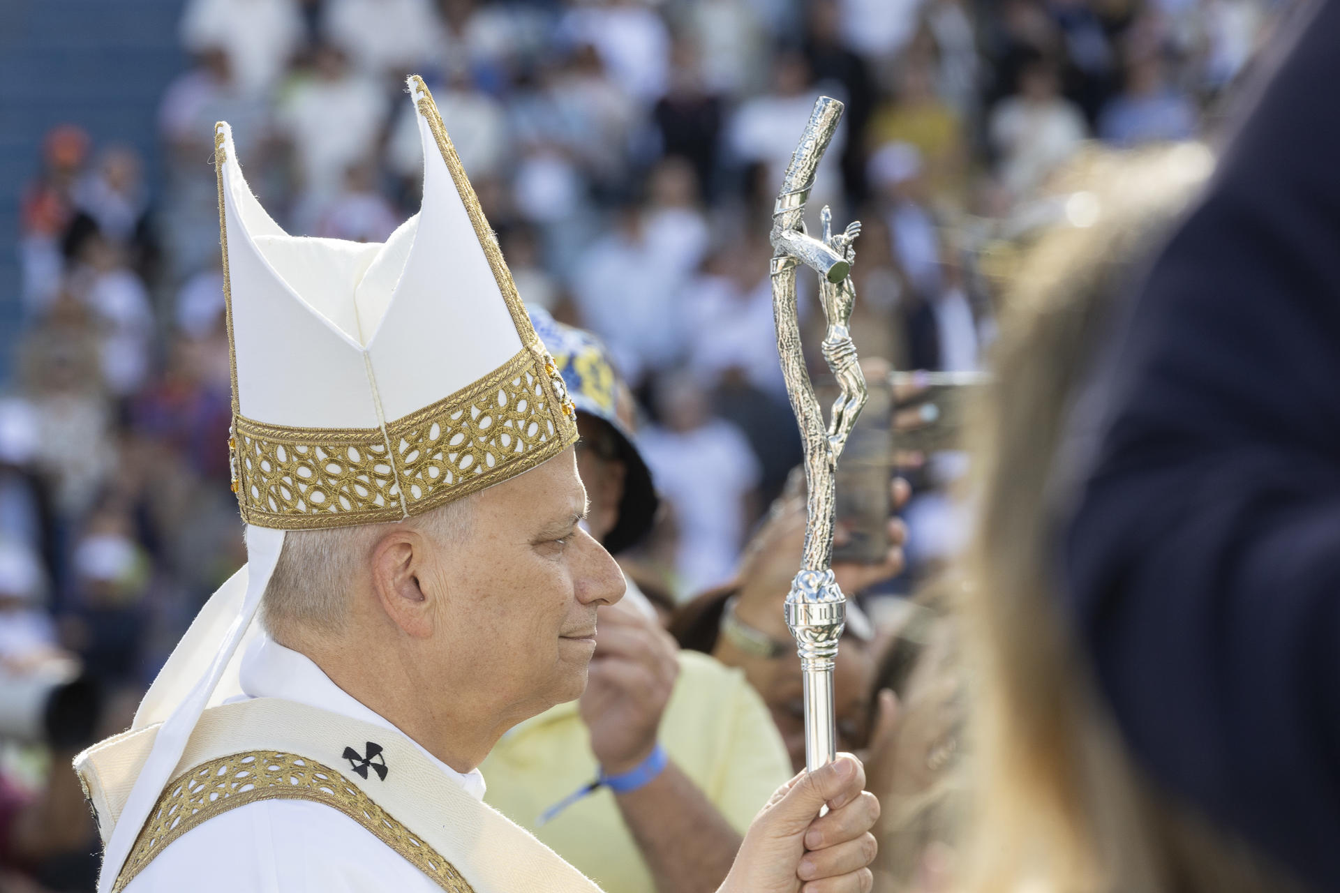 .- El papa León XIV ha dado las gracias "por tanto bien que se hace aquí cada día" en Canarias, durante la homilía de la misa multitudinaria que se celebra en el estadio de Gran Canaria. "Quiero antes que nada dar gracias al Señor por tanto bien que se hace aquí cada día, confiándole el compromiso de todos y al mismo tiempo los sufrimientos de los que esta tierra es testigo", ha comenzado así su homilía el papa ante cerca de 41.000 personas (30.000 en el estadio y 11.000 en los dos recintos adyacentes), y después de que esta mañana acudiera al muelle de Arguineguín para poner el foco en el drama migratorio en un emocionante acto. EFE/ Quique Curbelo