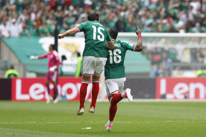 Julián Quiñones (d) de México celebra un gol este jueves, durante un partido del grupo A del Mundial de la FIFA 2026 entre México y Sudáfrica en el estadio Ciudad de México (México). EFE/ Sashenka Gutiérrez
