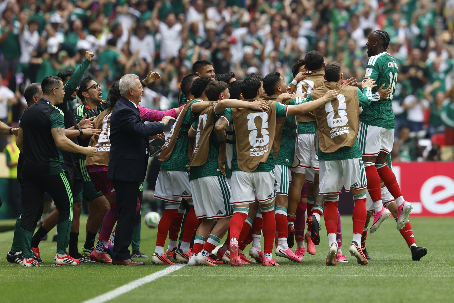 Julián Quiñones (d) de México celebra un gol este jueves, durante un partido del grupo A del Mundial de la FIFA 2026 entre México y Sudáfrica en el estadio Azteca de Ciudad de México (México). EFE/ Sashenka Gutiérrez