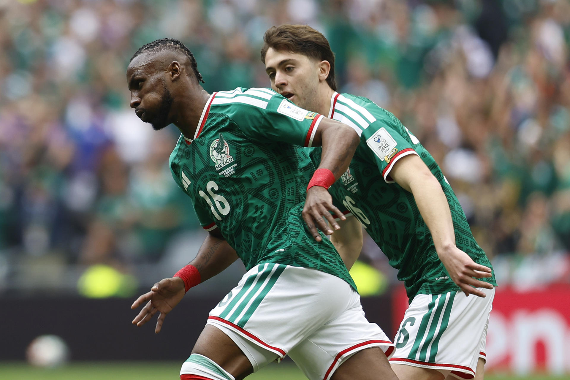 Julián Quiñones (i) de México celebra un gol este jueves, durante un partido del grupo A del Mundial de la FIFA 2026 entre México y Sudáfrica en el estadio Ciudad de México (México). EFE/ Sashenka Gutiérrez
