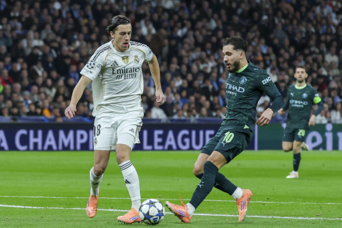 El centrocampista portugués del Manchester City, Bernardo Silva (d), disputa el balón ante el defensa del Real Madrid, Álvaro Carreras, en el estadio Santiago Bernabéu, en Madrid en foto de archivo de Kiko Huesca. EFE
