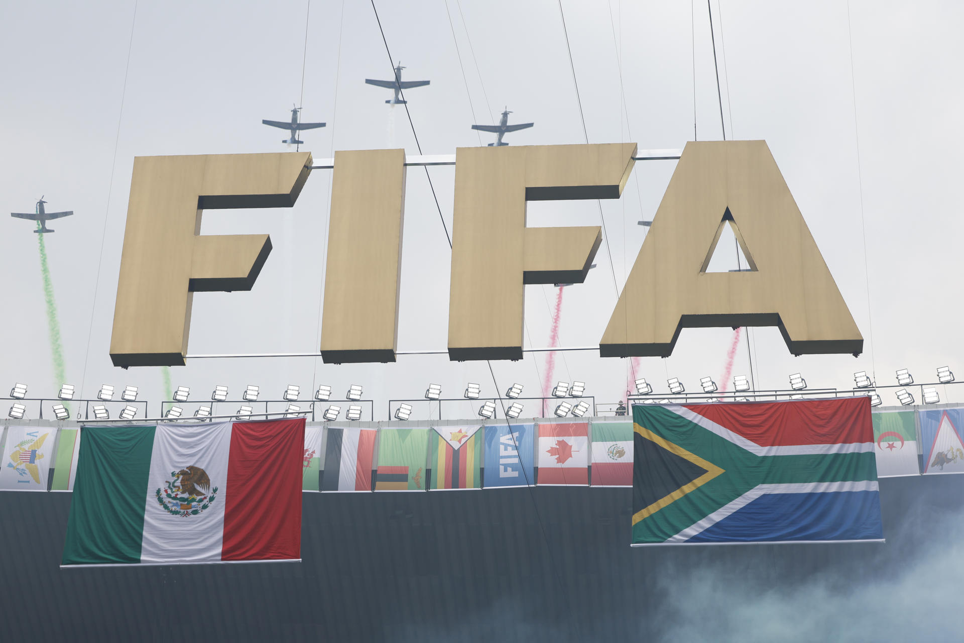 Aviones sobrevuelan el nombre de FIFA en la inauguración del Mundial de la FIFA 2026  este jueves, en el estadio Azteca en la Ciudad de México (México). EFE/ Sashenka Gutiérrez
