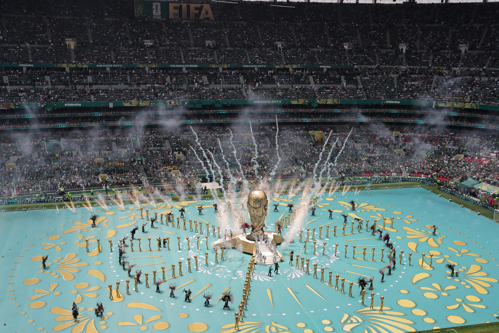 Artistas se presentan este jueves, en la inauguración del Mundial de la FIFA 2026 en el estadio Ciudad de México (México). EFE/ Mario Guzmán
