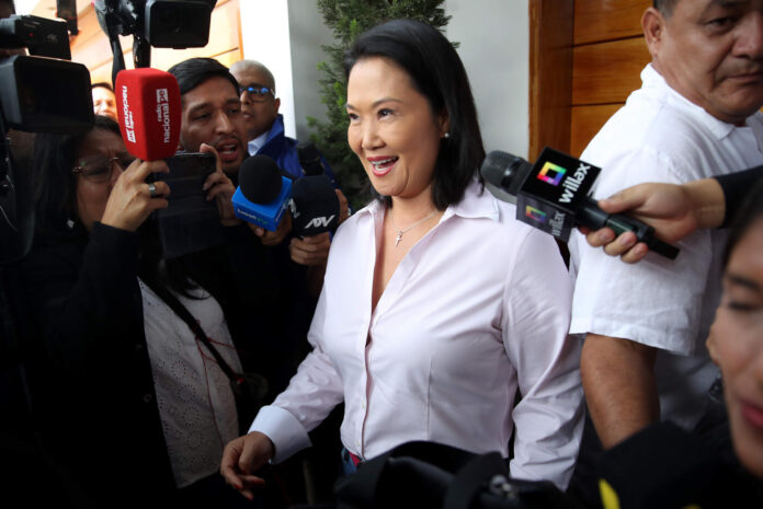 La candidata derechista a la Presidencia de Perú, Keiko Fujimori, habla a la prensa este jueves en Lima (Perú). EFE/Paolo Aguilar
