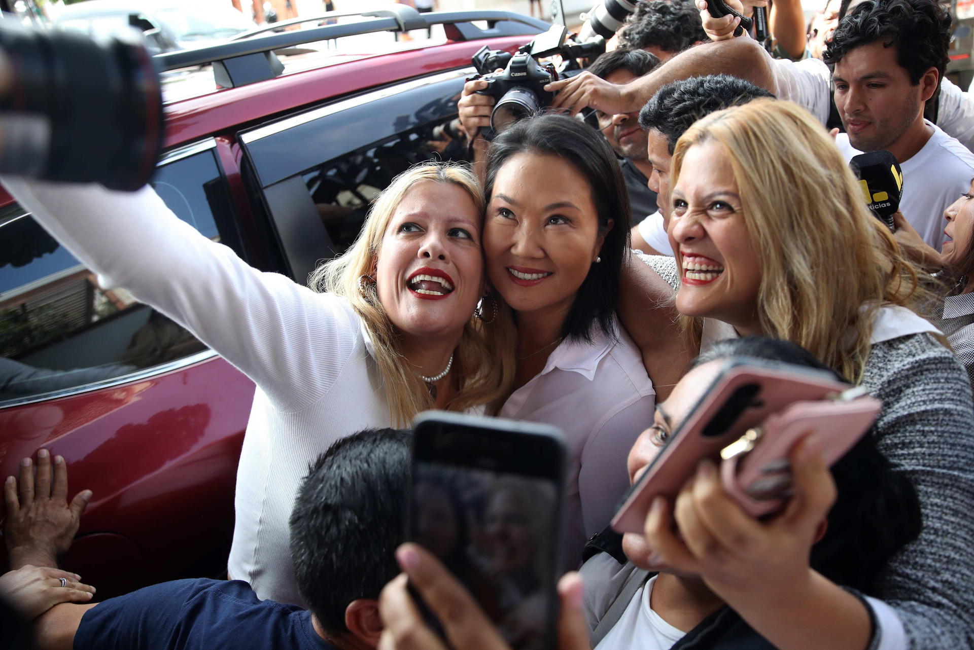 La candidata derechista a la Presidencia de Perú, Keiko Fujimori (c), posa junto a simpatizantes este jueves en Lima (Perú). EFE/Paolo Aguilar
