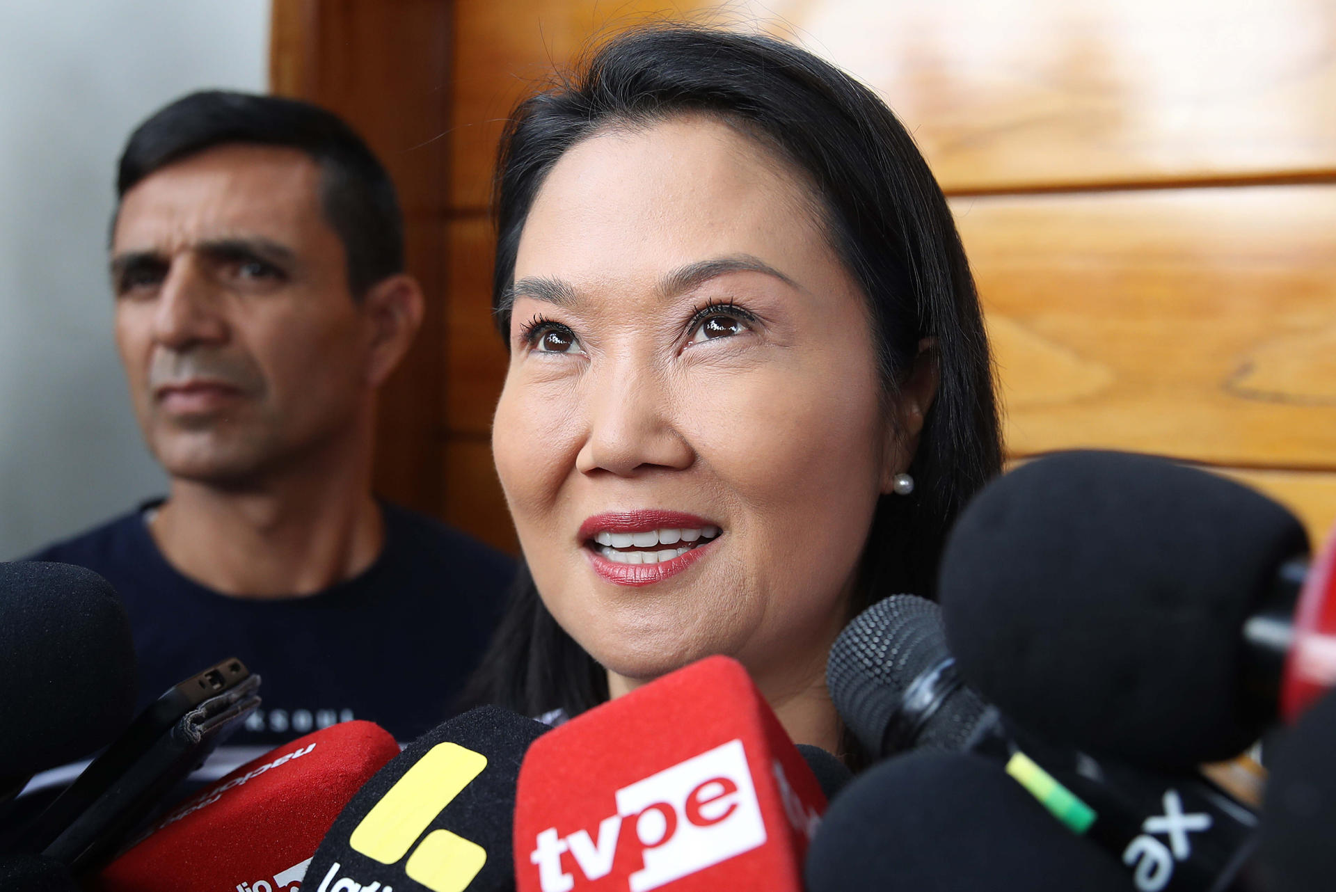 La candidata derechista a la Presidencia de Perú, Keiko Fujimori, habla a la prensa este jueves en Lima (Perú). EFE/Paolo Aguilar
