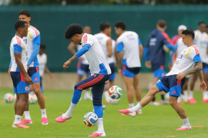 Jugadores de Colombia entrenan este jueves, en Guadalajara (México). EFE/ Francisco Guasco
