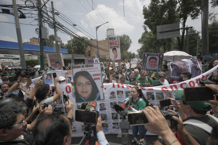 Familiares de personas desaparecidas protestan en una avenida este jueves, rumbo al estadio Ciudad de México (México). EFE/Isaac Esquivel
