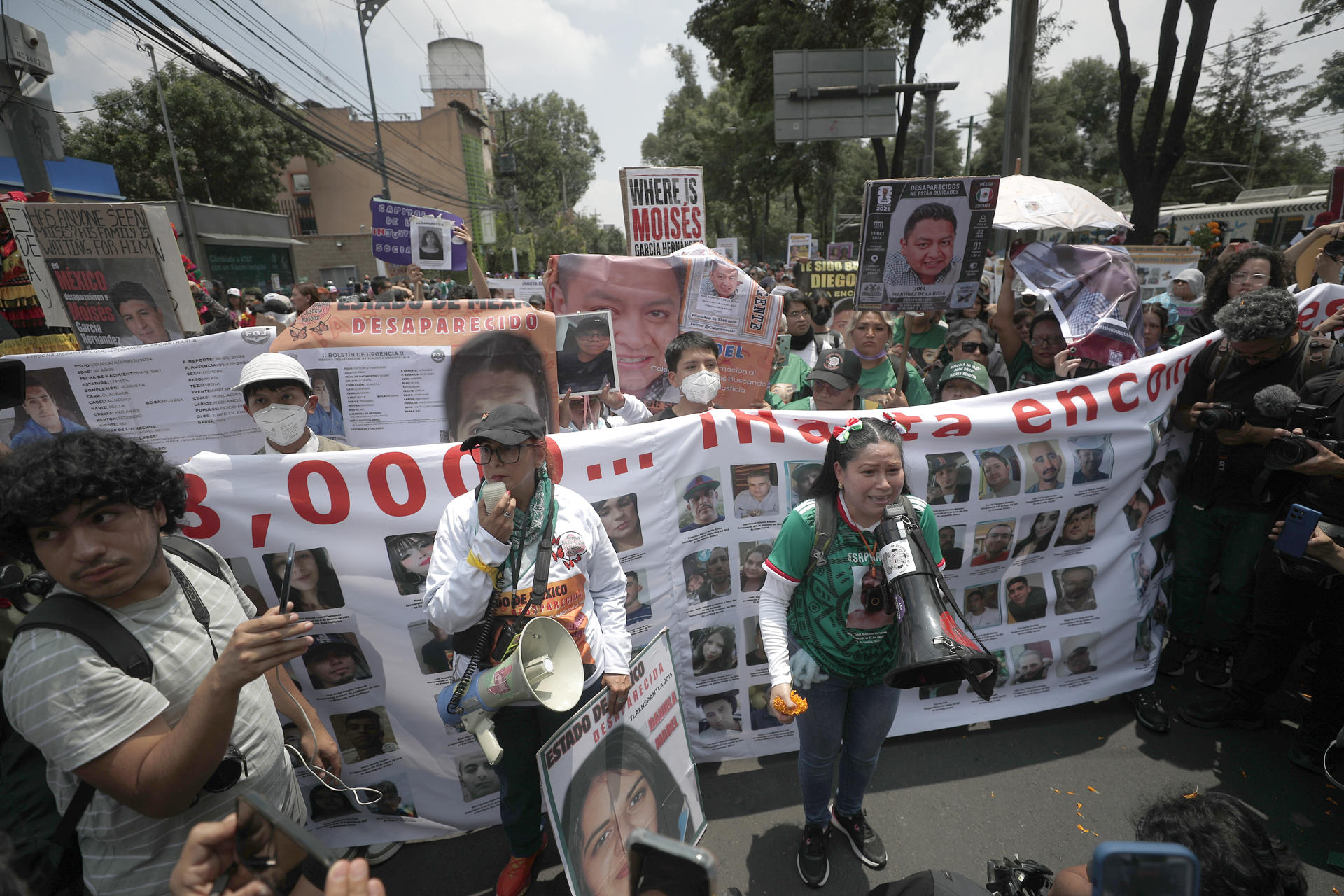 Familiares de personas desaparecidas protestan en una avenida este jueves, rumbo al estadio Ciudad de México (México). EFE/Isaac Esquivel