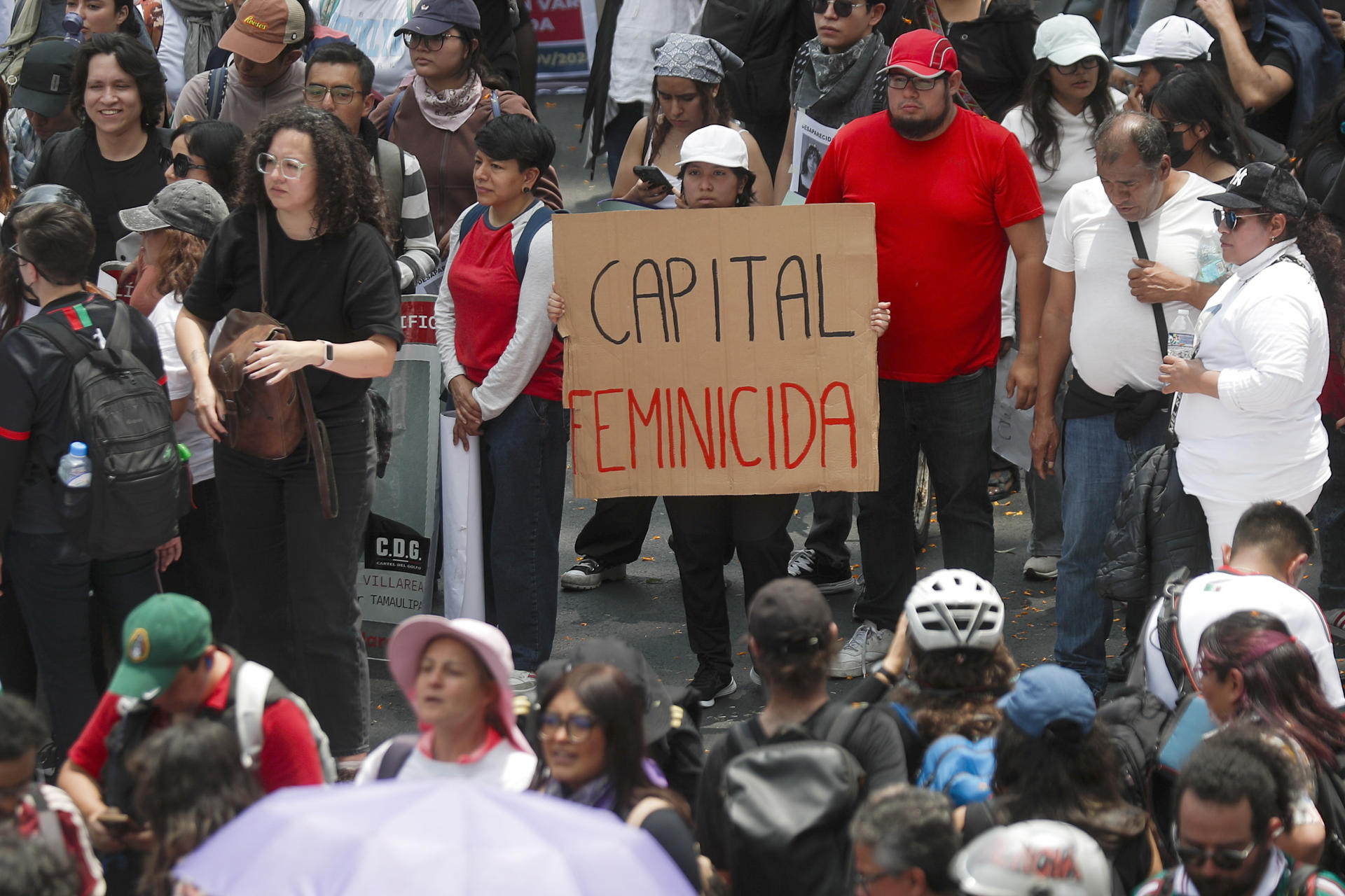 Familiares de personas desaparecidas protestan en una avenida este jueves, rumbo al estadio Ciudad de México (México). EFE/Isaac Esquivel