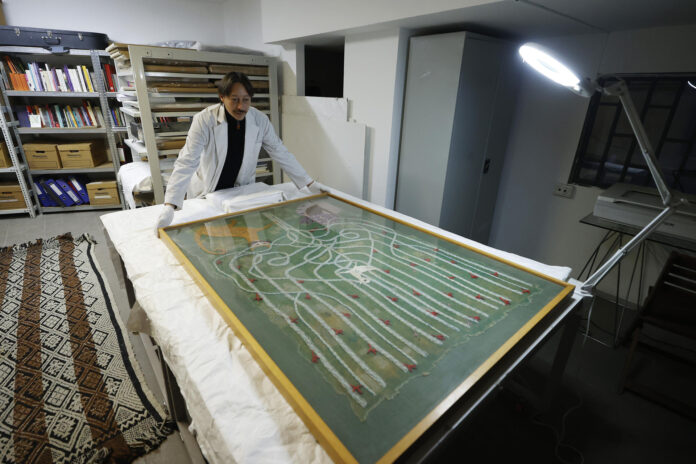 El conservador a cargo del Museo Violeta Parra, Pablo Marfan, fue captado este 11 de junio al mostrar una arpillera creada por la legendaria artista y folclorista chilena, en Santiago de Chile. EFE/Elvis González
