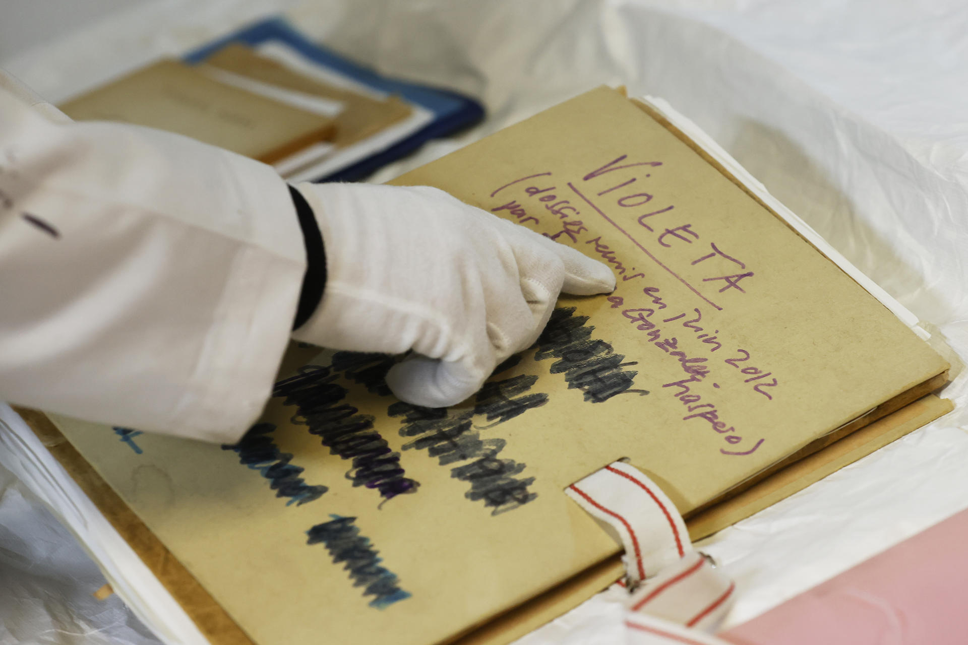Detalle de un manuscrito de la artista chilena Violeta Parra que es catalogado y tratado antes de se exhibido en el muso de la folclorista, en Santiago de Chile. EFE/Elvis González
