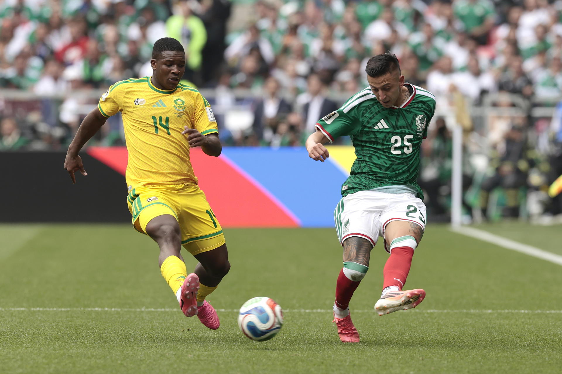 Roberto Alvarado (d) de México disputa un balón con Mbekezeli Mbokazi de Sudáfrica este jueves, durante un partido del grupo A del Mundial de la FIFA 2026 entre México y Sudáfrica en el estadio Ciudad de México (México). EFE/ José Méndez