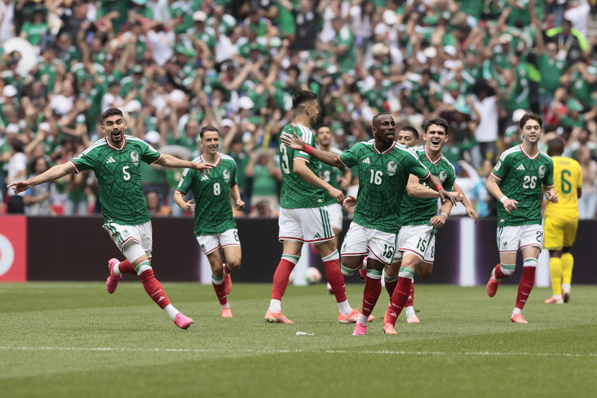 Julián Quiñones (3-d) de México celebra un gol este jueves, durante un partido del grupo A del Mundial de la FIFA 2026 entre México y Sudáfrica en el estadio Ciudad de México (México). EFE/ José Méndez
