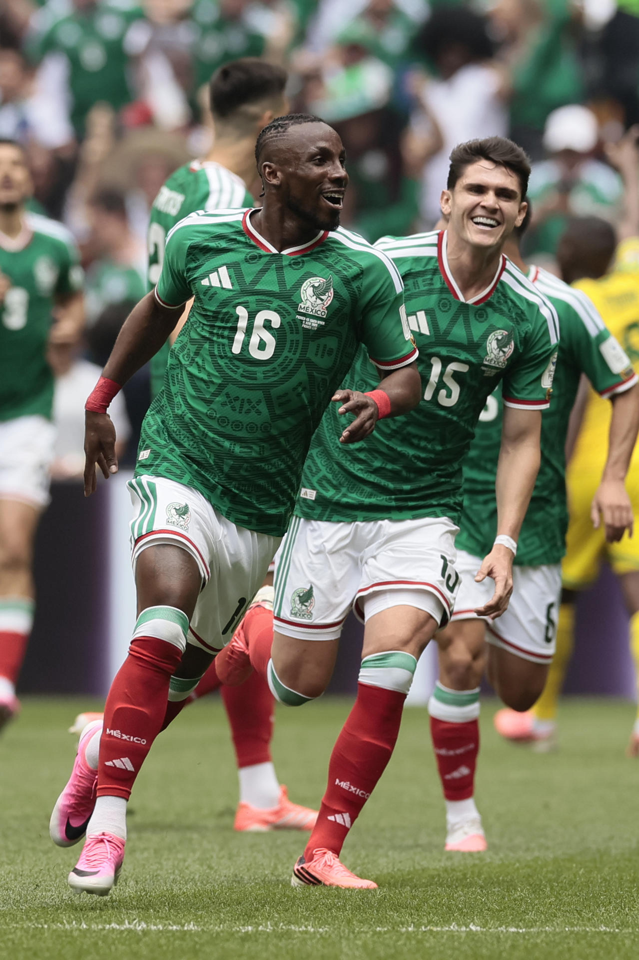 Julián Quiñones (i) de México celebra un gol este jueves, durante un partido del grupo A del Mundial de la FIFA 2026 entre México y Sudáfrica en el estadio Ciudad de México (México). EFE/ José Méndez
