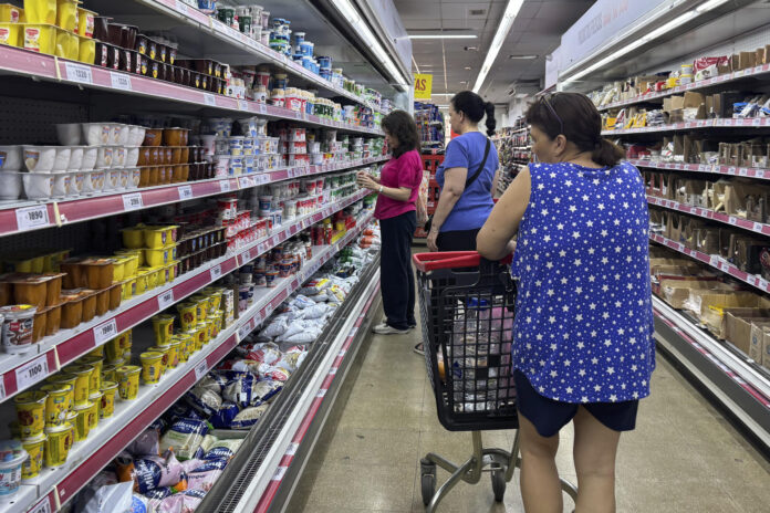 Fotografía de archivo del 10 de enero de 2026 que muestra personas comprando productos en un supermercado en Buenos Aires (Argentina). EFE/ Juan Ignacio Roncoroni ARCHIVO
