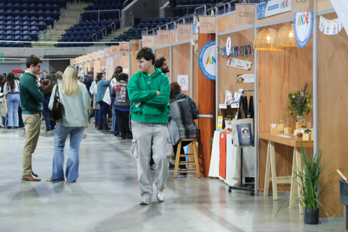 Personas recorren estands durante la quinta edición de la Expo Uruguay Sostenible, un encuentro de intercambio enfocado en 