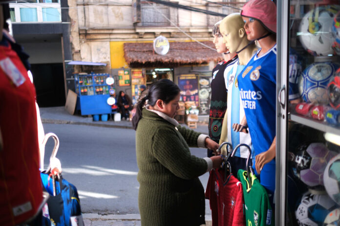 Una mujer sostiene una camiseta de Portugal en La Paz (Bolivia). EFE/Luis Gandarillas
