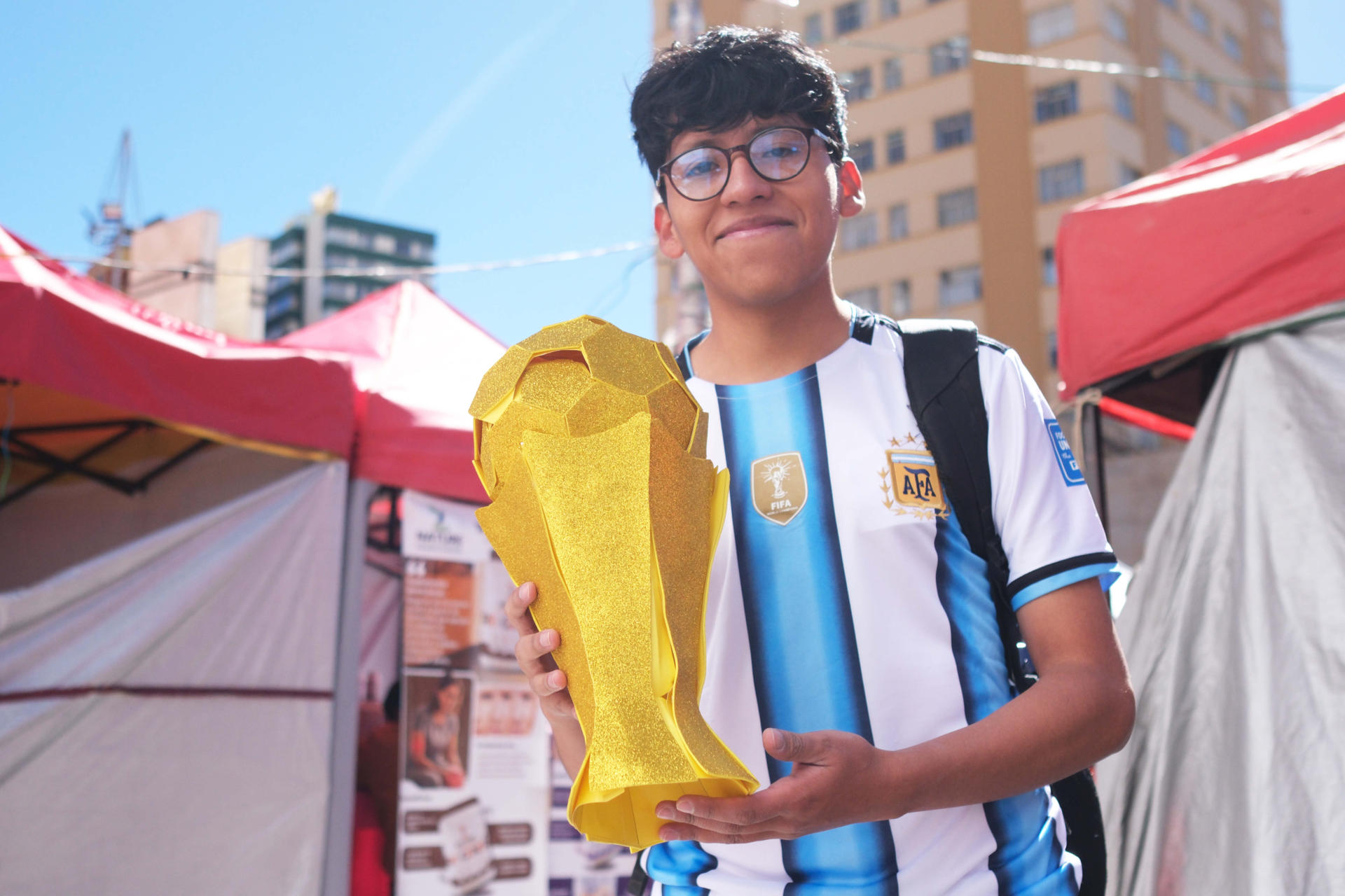 Un joven sostiene una réplica del trofeo del Mundial de la FIFA 2026 en La Paz (Bolivia). EFE/Luis Gandarillas
