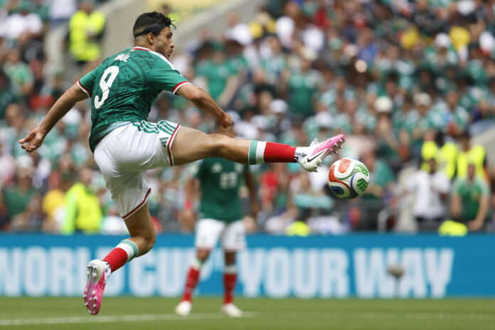 Raúl Jiménez de México controla el balón este jueves, durante un partido del grupo A del Mundial de la FIFA 2026 entre México y Sudáfrica en el estadio Ciudad de México (México). EFE/ Sashenka Gutiérrez
