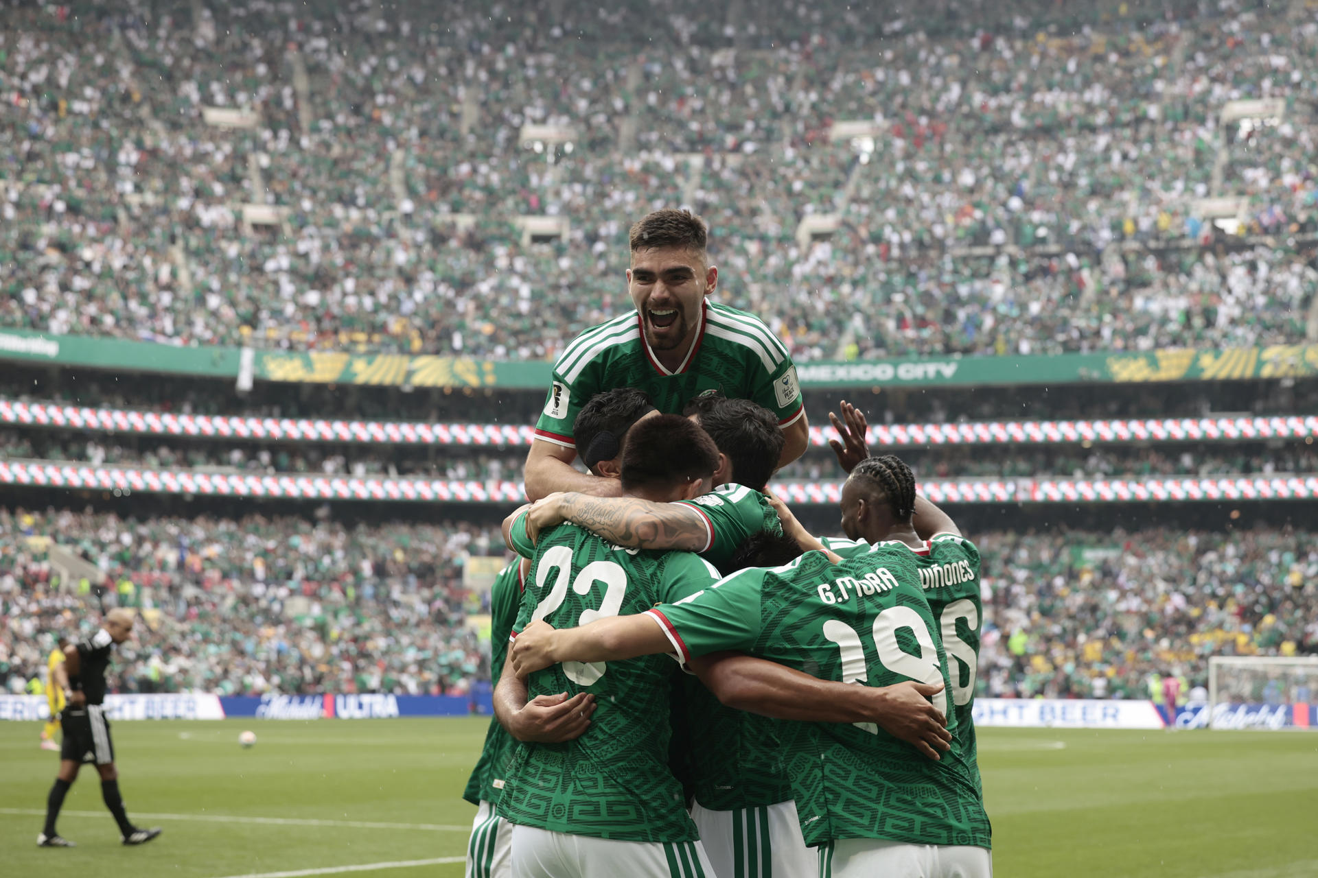 Jugadores de México celebran un gol este jueves, durante un partido del grupo A del Mundial de la FIFA 2026 entre México y Sudáfrica en el estadio Ciudad de México (México). EFE/ José Méndez
