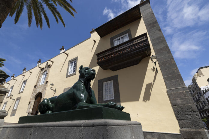 Imagen del Palacio Episcopal de Las Palmas de Gran Canaria, situado frente a la catedral de Santa Ana, donde pernocta el papa León XIV en su visita a Canarias. EFE/ Quique Curbelo
