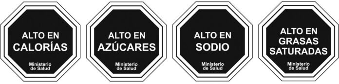 La legislación chilena se centra en los alimentos y bebidas con alto contenido de azúcares, grasas saturadas, sal o calorías a través de medidas como las etiquetas de advertencia obligatorias en la parte frontal del envase en forma de octágonos negros  -en la imagen-. Crédito. Ministerio de Salud de Chile, foto facilitada por The Lancet.
