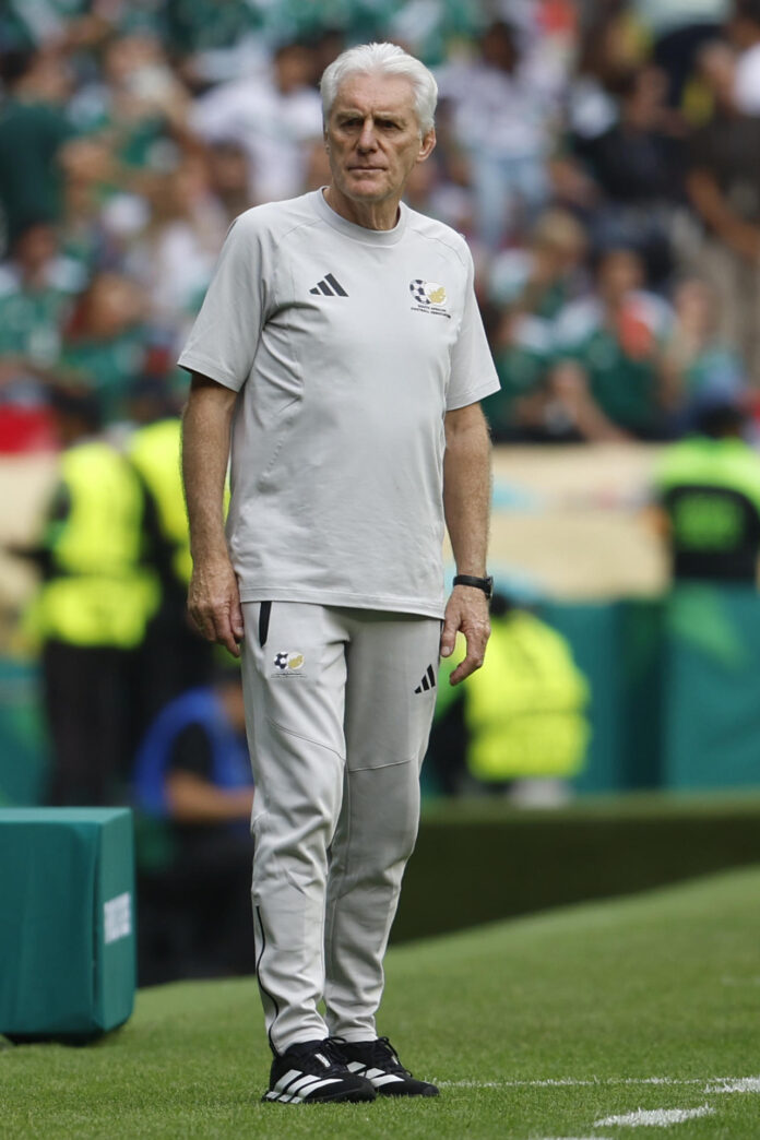El seleccionador de Sudáfrica Hugo Broos observa desde el banco este jueves, en un partido del Mundial de la FIFA 2026 entre México y Sudáfrica en el estadio Ciudad de México (México). EFE/ Sashenka Gutiérrez

