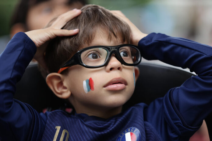 Un niño observa el partido inaugural del Mundial de la FIFA 2026 este jueves, en Caracas (Venezuela). EFE/ Ronald Peña R
