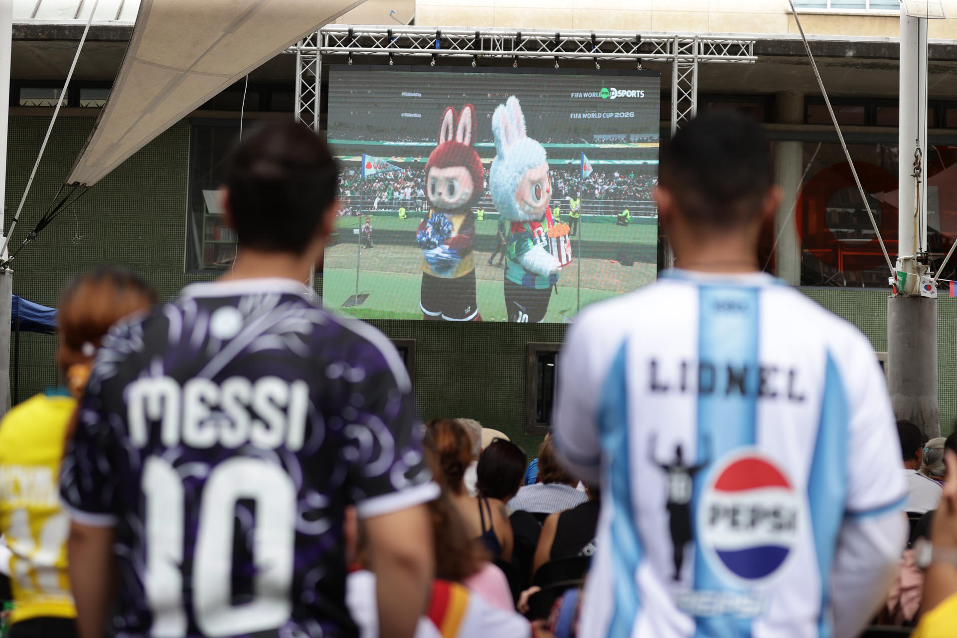 Personas observan el partido inaugural del Mundial de la FIFA 2026 este jueves, en Caracas (Venezuela). EFE/ Ronald Peña R