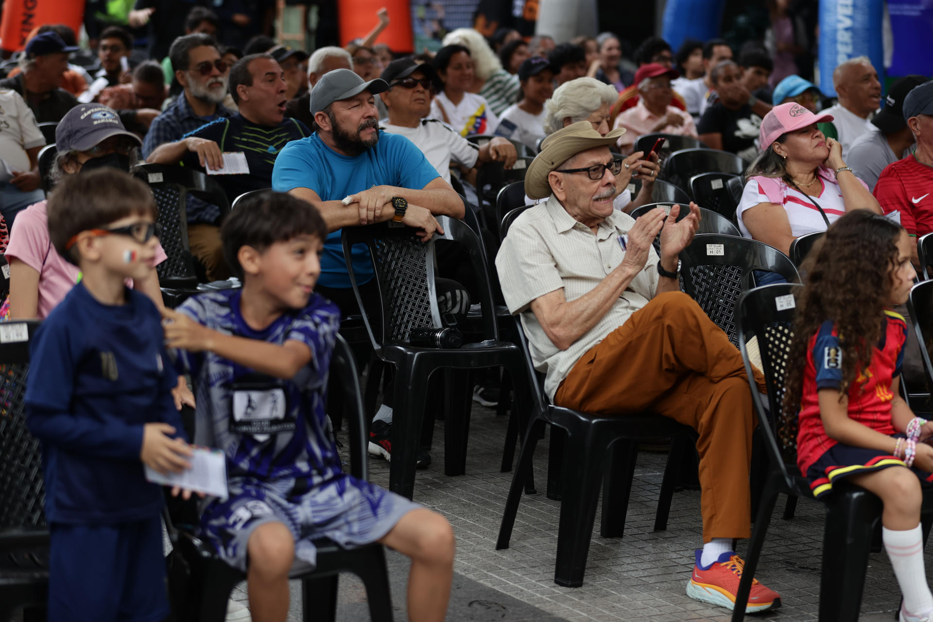 Personas observan el partido inaugural del Mundial de la FIFA 2026 este jueves, en Caracas (Venezuela). EFE/ Ronald Peña R