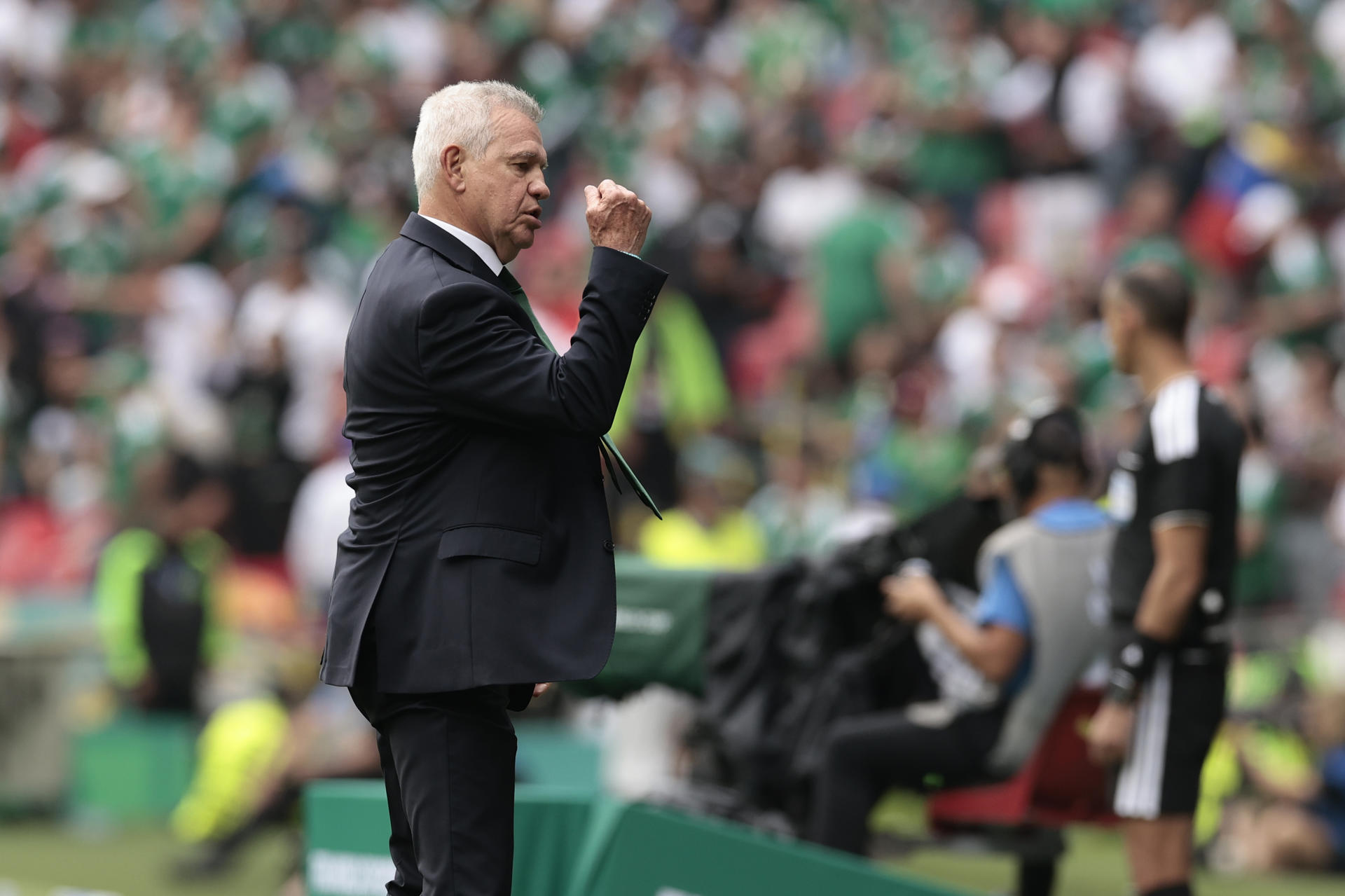 El seleccionador de México, Javier Aguirre, reacciona este jueves, durante un partido del grupo A del Mundial de la FIFA 2026 entre México y Sudáfrica en el estadio Ciudad de México (México). EFE/ José Méndez