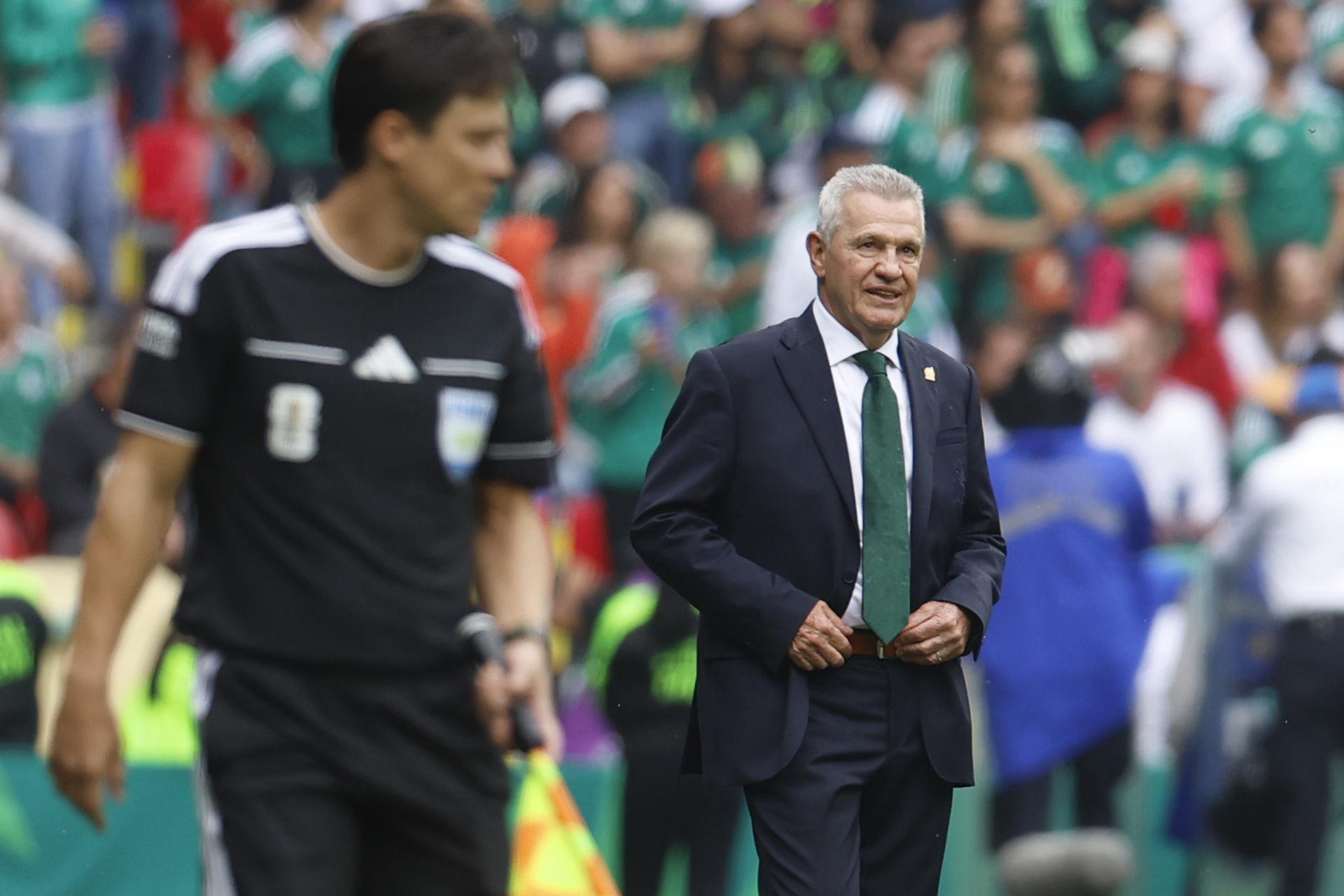 El seleccionador de México Javier Aguirre observa desde el banco este jueves, en un partido del Mundial de la FIFA 2026 entre México y Sudáfrica en el estadio Ciudad de México (México). EFE/ Sashenka Gutiérrez