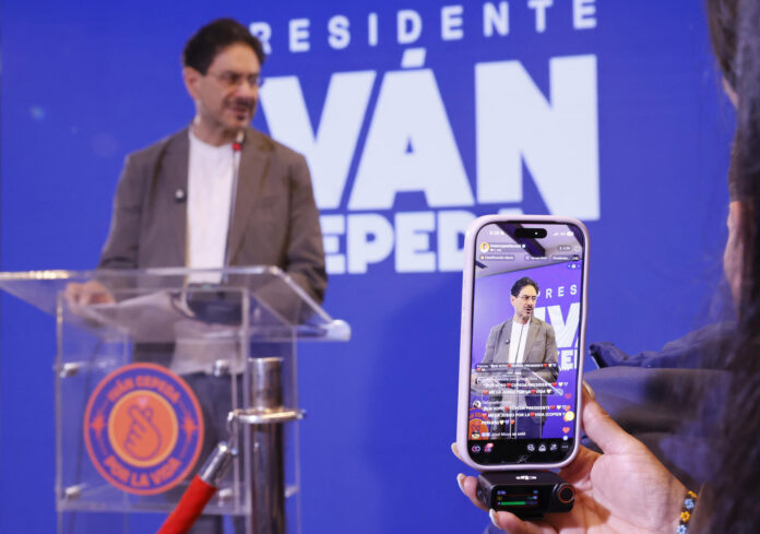 Una persona graba con su teléfono en una rueda de prensa del candidato a la Presidencia de Colombia Iván Cepeda este jueves, en Bogotá (Colombia). EFE/ Mauricio Dueñas Castañeda
