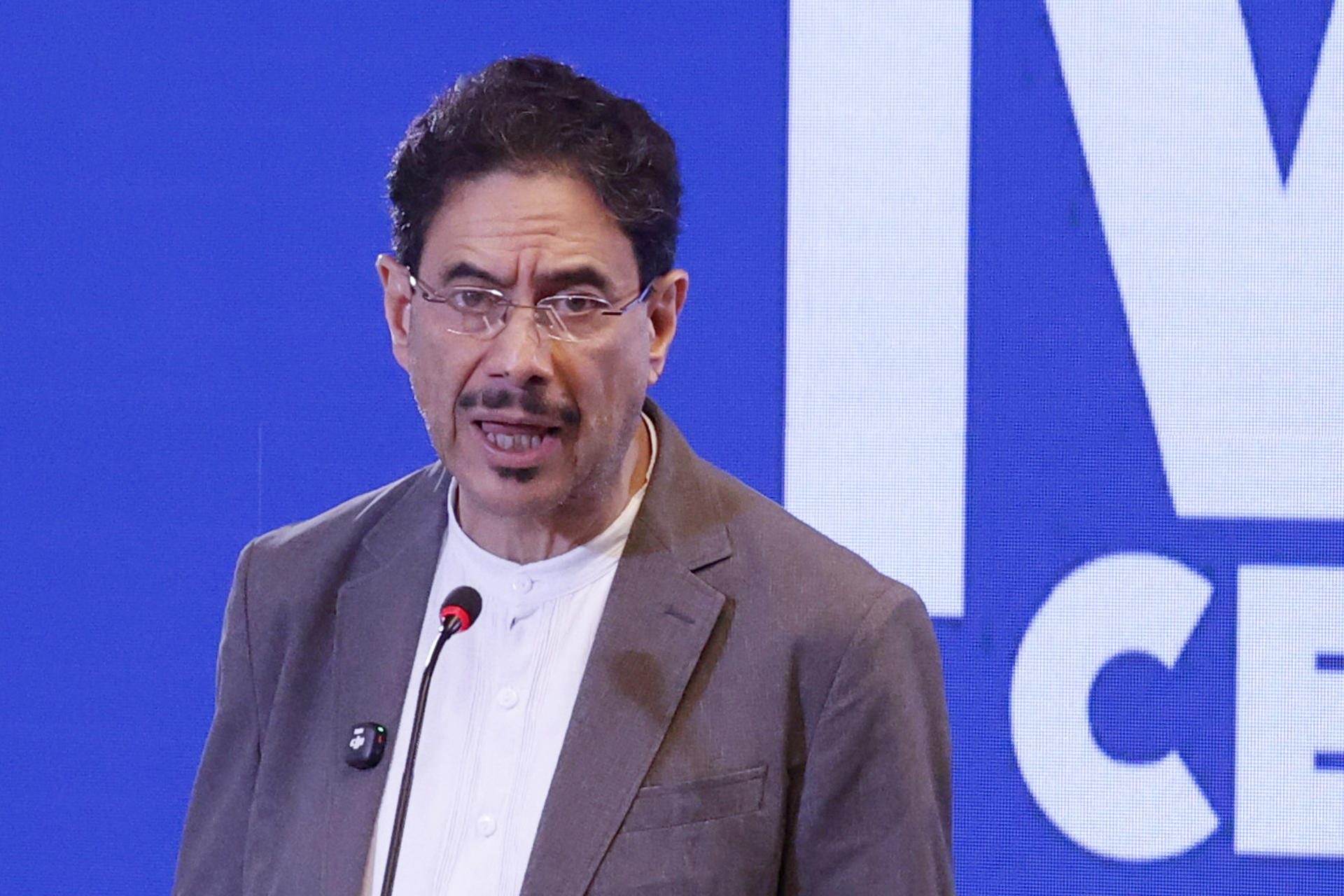 El candidato a la Presidencia de Colombia Iván Cepeda habla en una rueda de prensa este jueves, en Bogotá (Colombia). EFE/ Mauricio Dueñas Castañeda