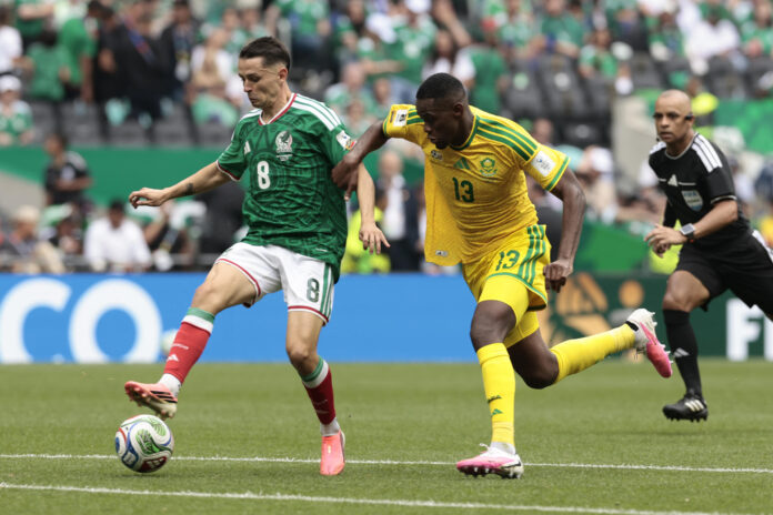 Álvaro Fidalgo (d) de México disputa un balón con Sphephelo Sithole de Sudáfrica este jueves, durante un partido del grupo A del Mundial de la FIFA 2026 entre México y Sudáfrica en el estadio Ciudad de México (México). EFE/ José Méndez
