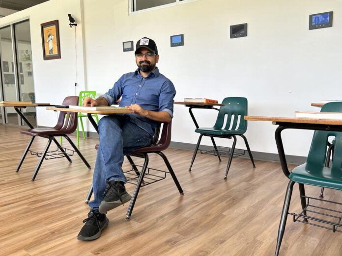 El director, productor y guionista puertorriqueño, Carlitos Ruiz Pérez, posa para una fotografía durante una entrevista con EFE, en San Juan (Puerto Rico). Imagen de archivo. EFE/Jorge Muñiz
