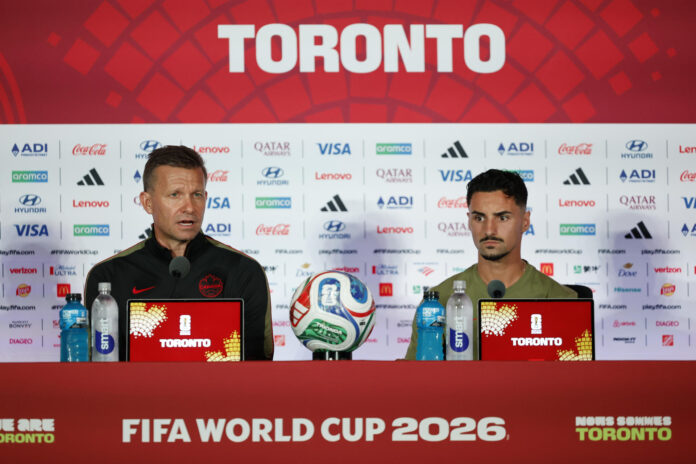 El seleccionador de Canadá, Jesse Marsch (i) y el jugador Stephen Eustáquio, en una rueda de prensa este jueves, en Toronto (Canadá). EFE/Bienvenido Velasco
