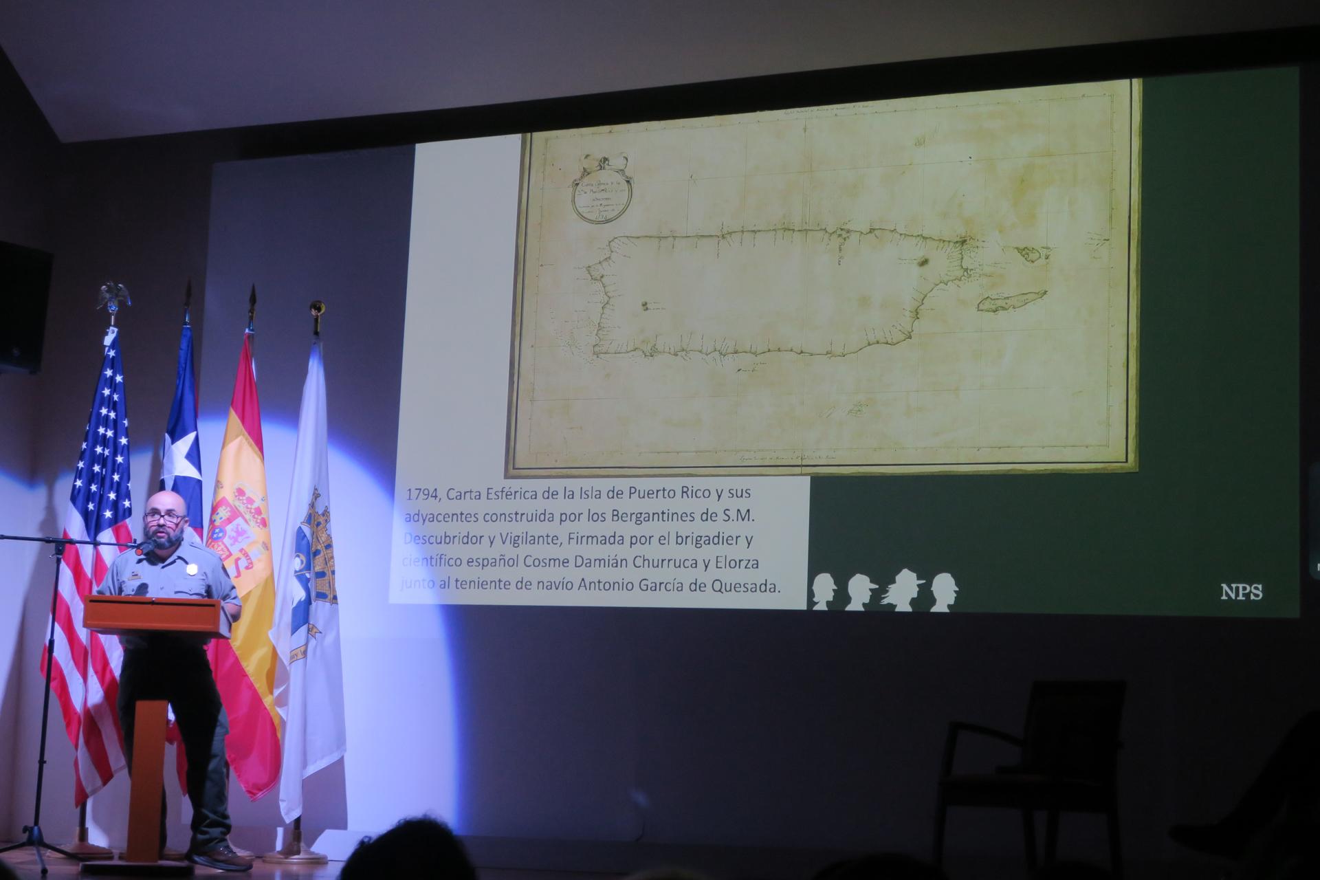 El comisario del museo del Sitio Histórico Nacional de San Juan, Jan Manuel Torres Bonet, habla durante la apertura de la jornada 'España y Puerto Rico en la Guerra de Independencia de los Estados Unidos' este jueves, en el Museo de Arte de San Juan (Puerto Rico). EFE/ Jorge Muñiz