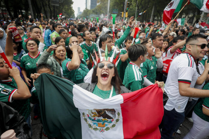Aficionados de la selección de México celebran el triunfo sobre Sudáfrica en el juego inaugural de la Copa Mundial de la FIFA 2026 este jueves, en el Ángel de la Independencia de Ciudad de México (México). EFE/Isaac Esquivel
