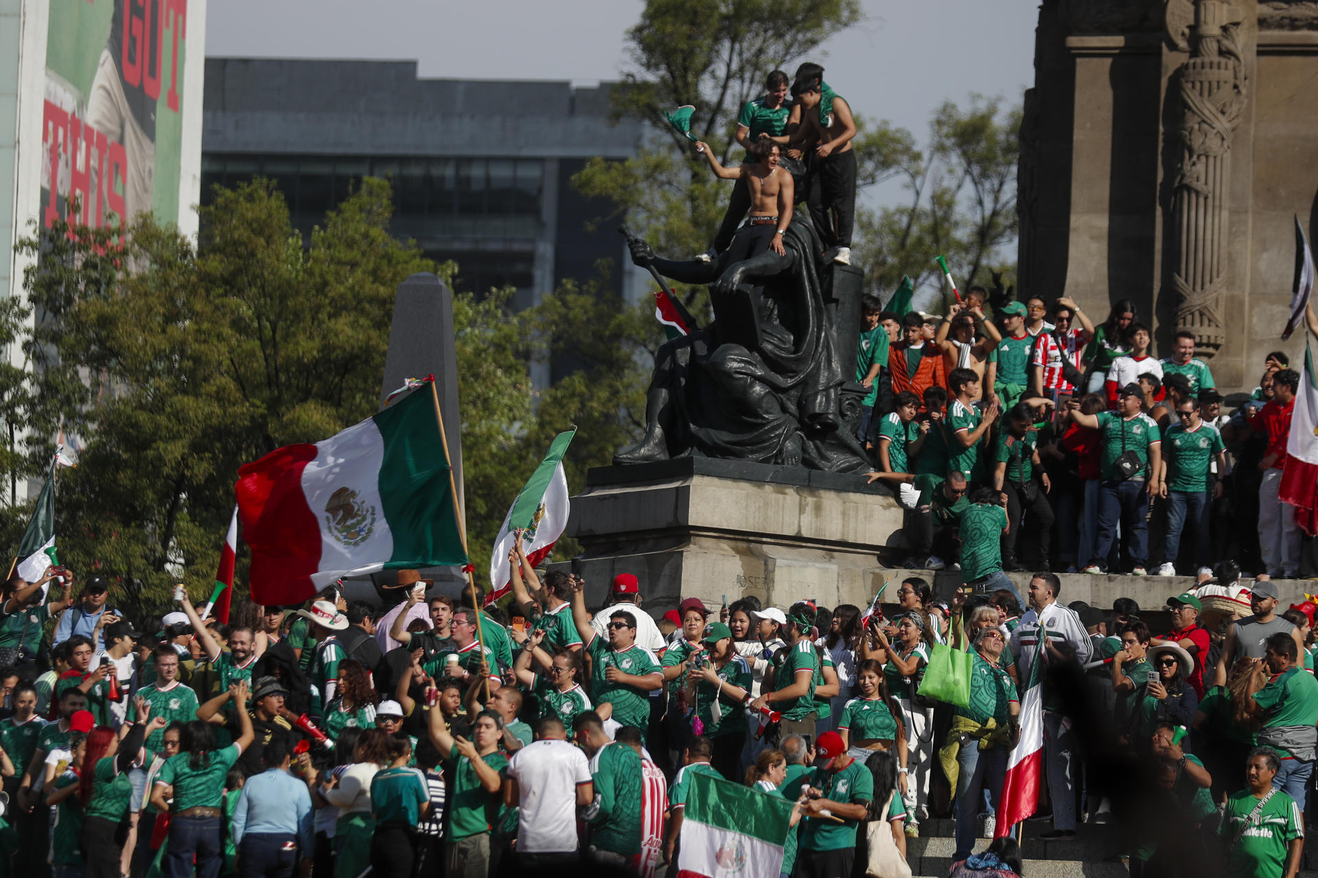 Aficionados de la selección de México celebran el triunfo sobre Sudáfrica en el juego inaugural de la Copa Mundial de la FIFA 2026 este jueves, en el Ángel de la Independencia de Ciudad de México (México). EFE/Isaac Esquivel