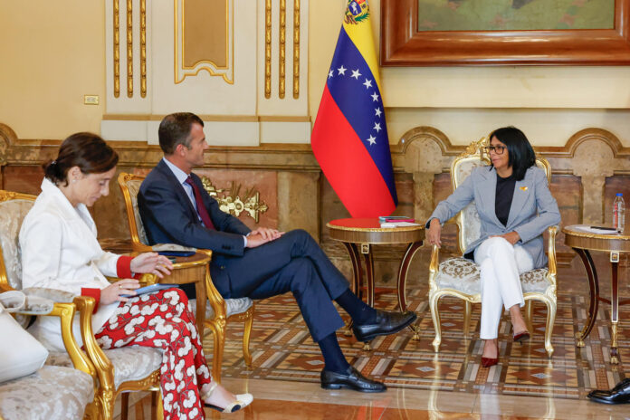 Fotografía cedida por el Palacio de Miraflores que muestra a la presidenta encargada de Venezuela, Delcy Rodríguez (d), hablando con el secretario General de la Organización Ítalo-Latinoamericana (IILA), Giorgio Silli (2-i), en una reunión en Caracas (Venezuela). EFE/ Palacio de Miraflores
