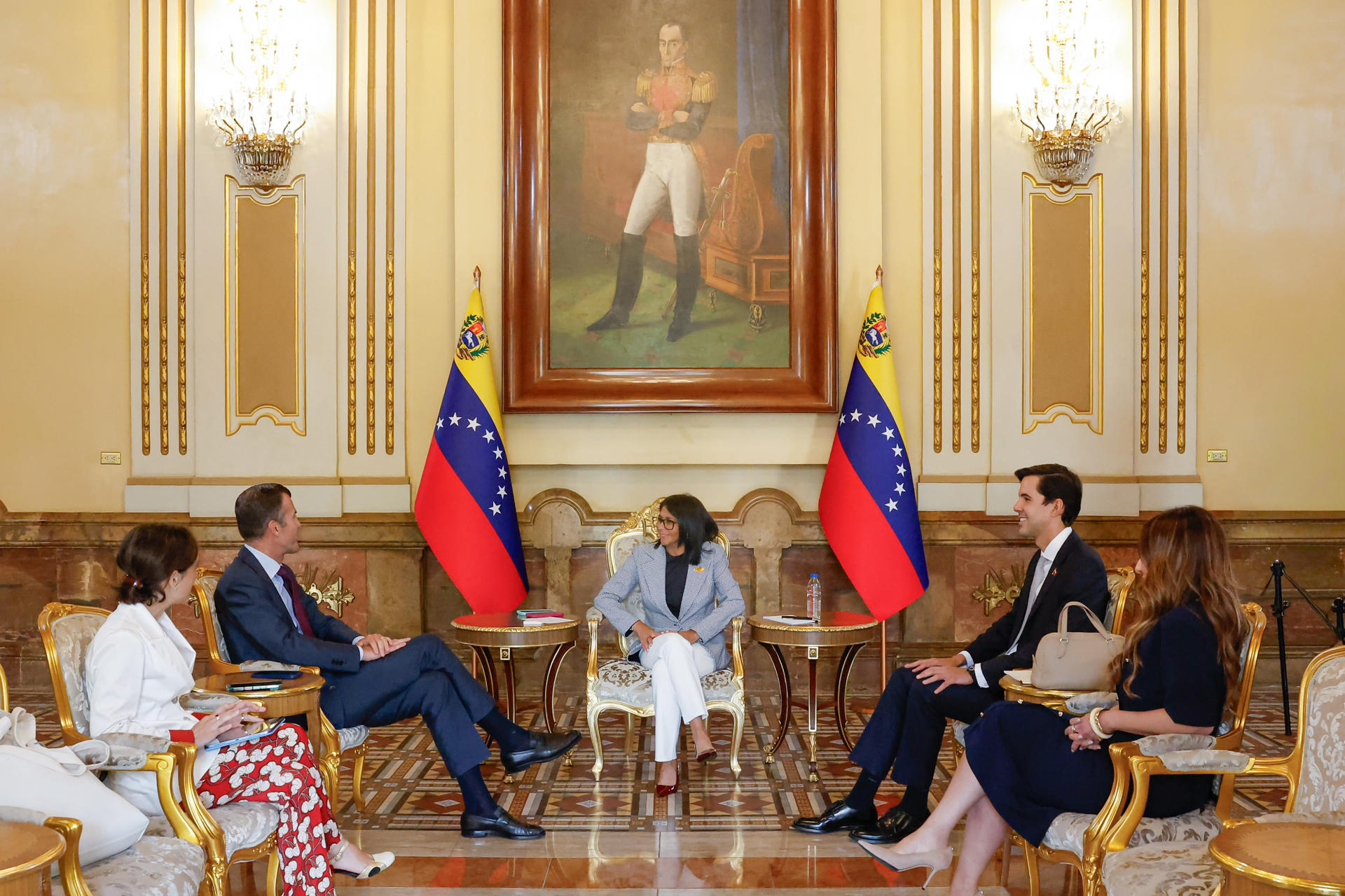 Fotografía cedida por el Palacio de Miraflores que muestra a la presidenta encargada de Venezuela, Delcy Rodríguez (c), hablando con el secretario General de la Organización Ítalo-Latinoamericana (IILA), Giorgio Silli (2-i), en una reunión en Caracas (Venezuela). EFE/ Palacio de Miraflores