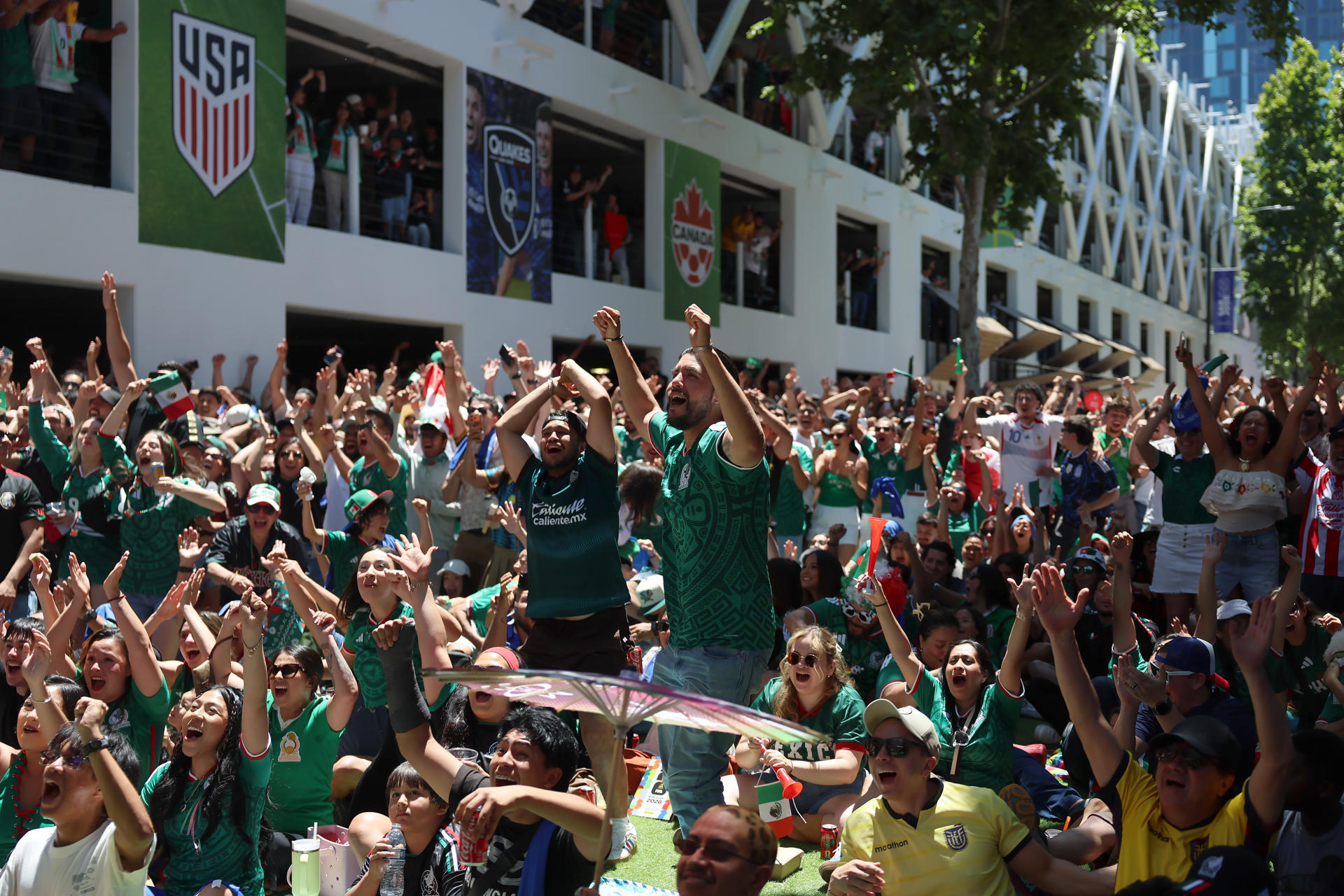 Aficionados de México celebran durante el partido entre México y Sudáfrica este jueves, en el FanFest en San José Square, California (EE.UU.). EFE/ Miguel Gutiérrez
