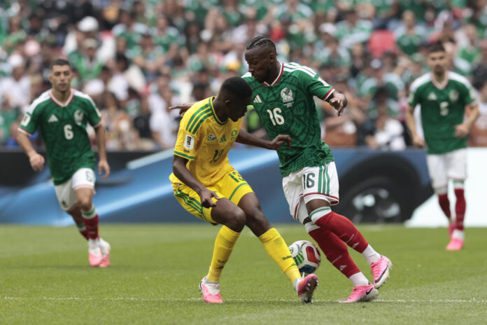 Julián Quiñones (d) de México disputa un balón con Sphephelo Sithole de Sudáfrica este jueves, durante un partido del grupo A del Mundial de la FIFA 2026 entre México y Sudáfrica en el estadio Ciudad de México (México). EFE/ José Méndez

