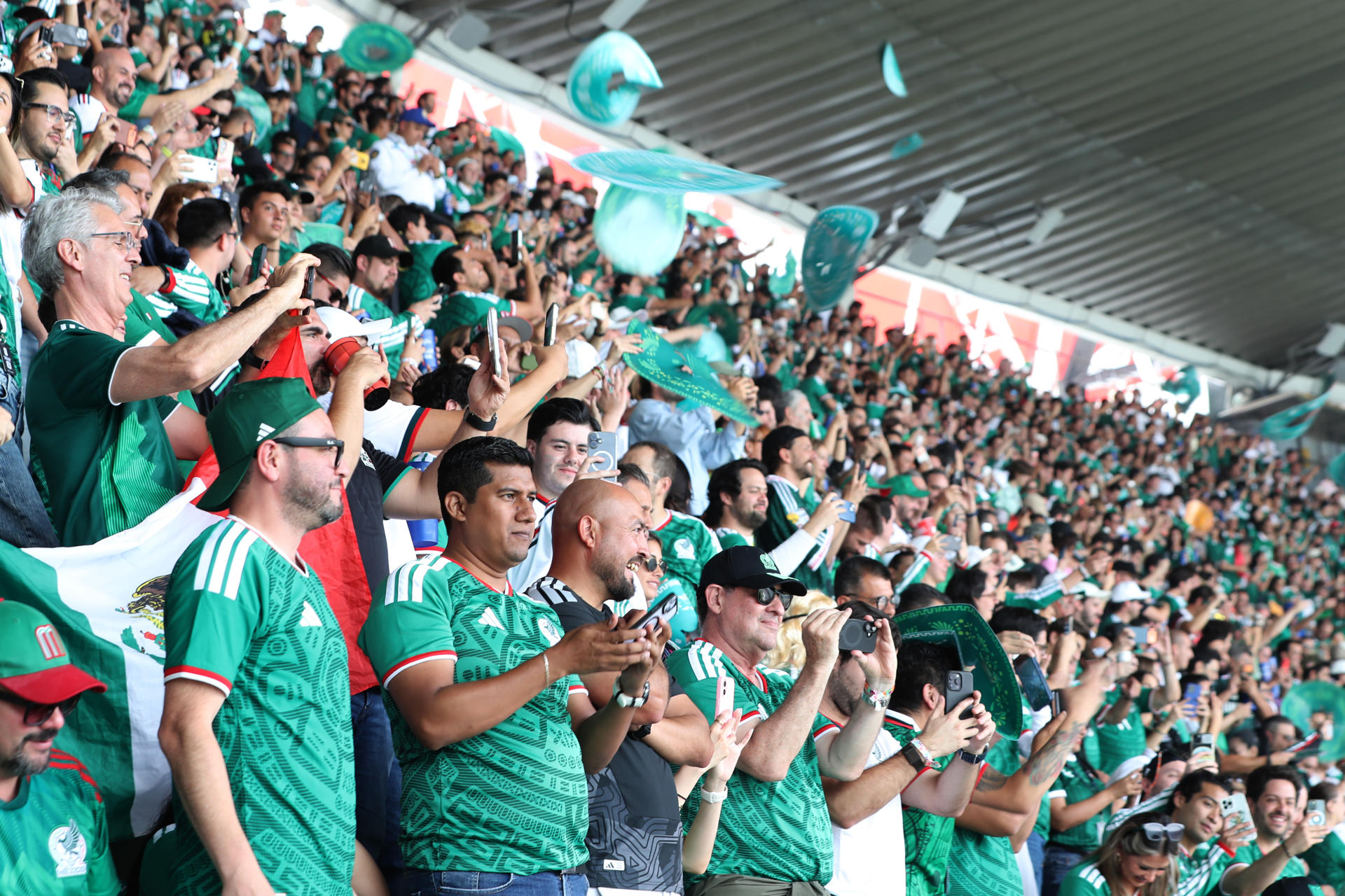 Aficionados de México animan este jueves, durante un partido del grupo A del Mundial de la FIFA 2026 entre México y Sudáfrica en el estadio Ciudad de México (México). EFE/ Mario Guzmán