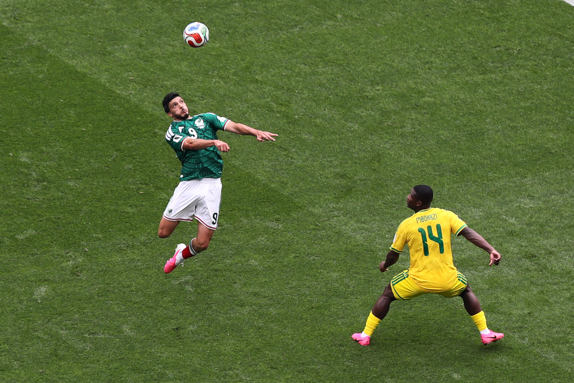 Raúl Jiménez (i) de México dispusta el balón con Mbekezeli Mbokazi de Sudáfrica este jueves, durante un partido del grupo A del Mundial de la FIFA 2026 entre México y Sudáfrica en el estadio Ciudad de México (México). EFE/ Mario Guzmán
