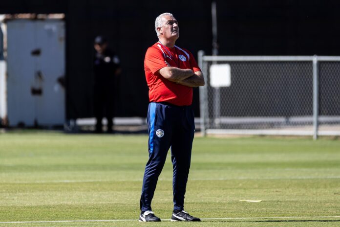 Gustavo Alfaro, seleccionador de Paraguay, dirige un entrenamiento de su equipo en California (Estados Unidos). EFE/ Miguel Gutiérrez
